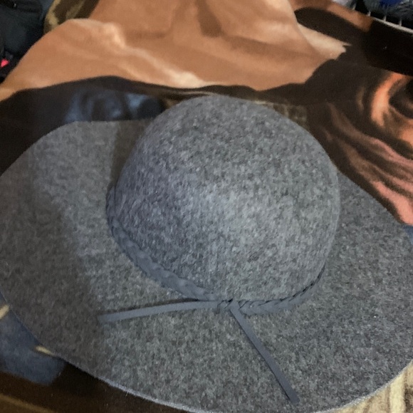 Gray Women's Wide Felt Brim Hat - Picture 7 of 7